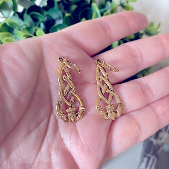 Vintage Sol Dor Gold tone clasp heart hand dangle earrings (#3) - Picture 2 of 4